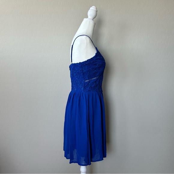 Soieblu Princess Cut Lace Bodice Dress - Picture 5 of 10